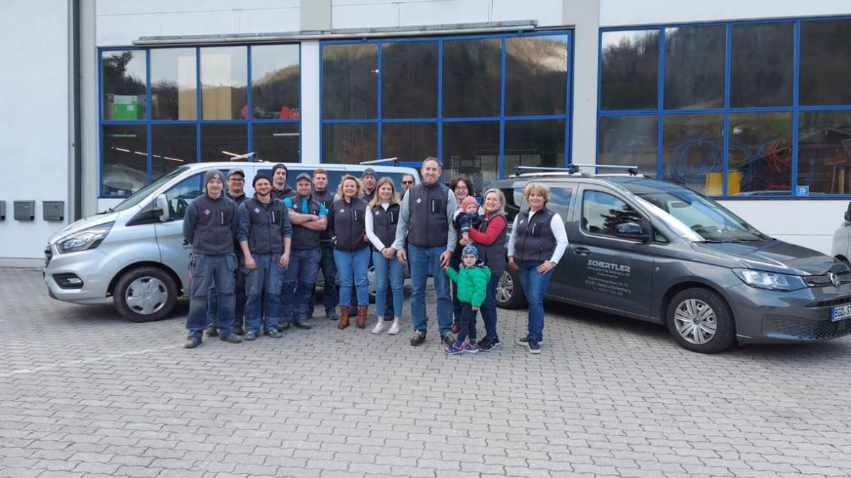 Belegschaft der Firma Schertler